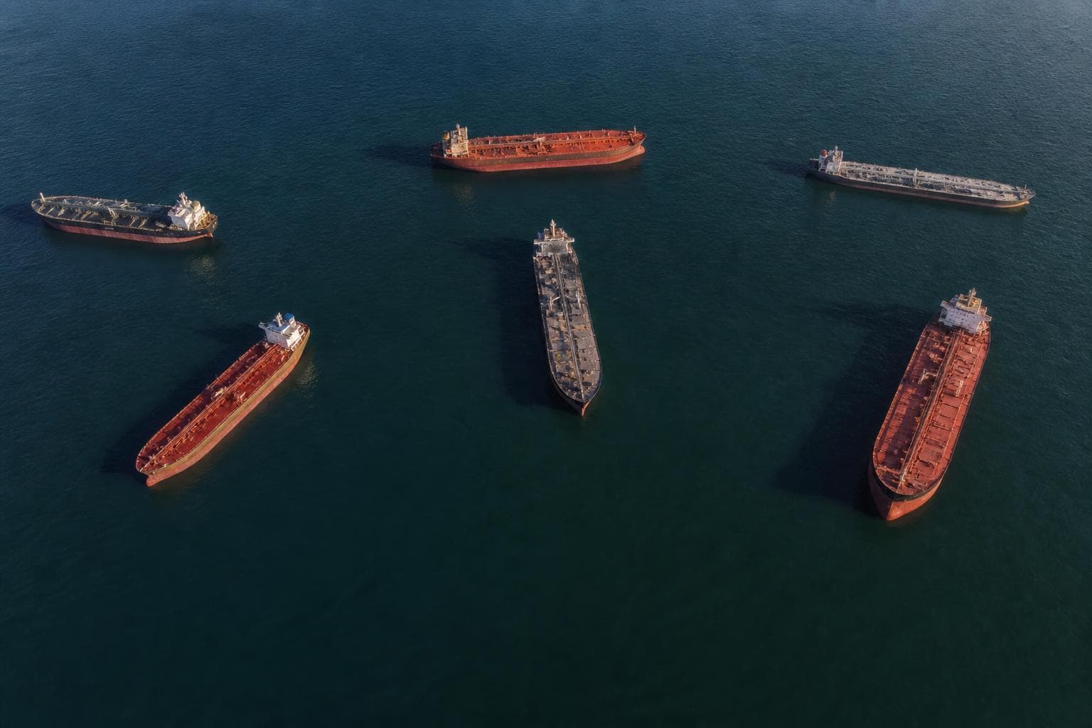 US Navy bryter Hormuz-blokaden — krigsforsikring koster fortsatt 10% av skipsverdien